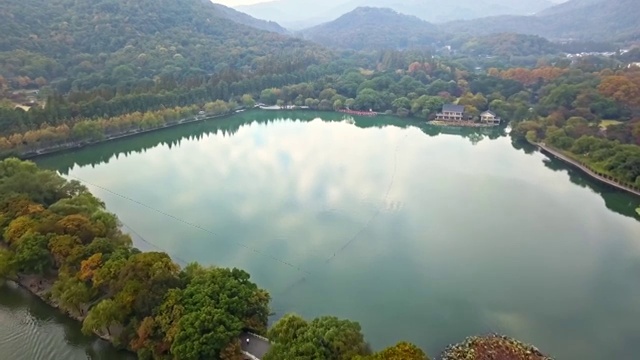 航拍视角下的浙江省杭州市日出西湖晴朗天气4K高清视频视频素材