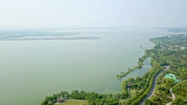 航拍视角下的江苏省苏州市阳澄湖高尔夫球场别墅区4K高清视频视频素材