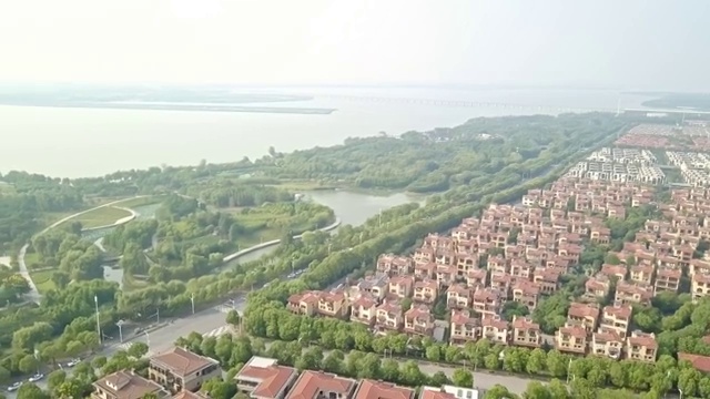 航拍视角下的江苏省苏州市阳澄湖高尔夫球场别墅区4K高清视频视频下载