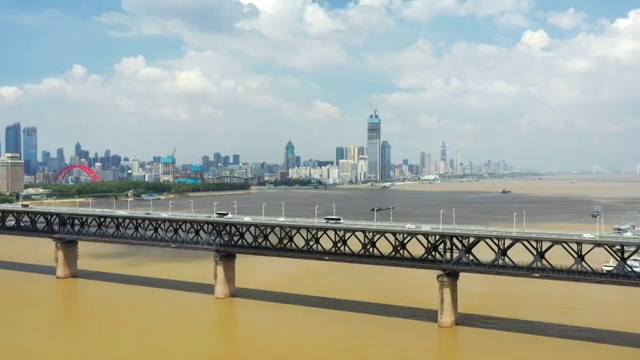 武汉长江大桥和江滩远景的航拍延时视频下载