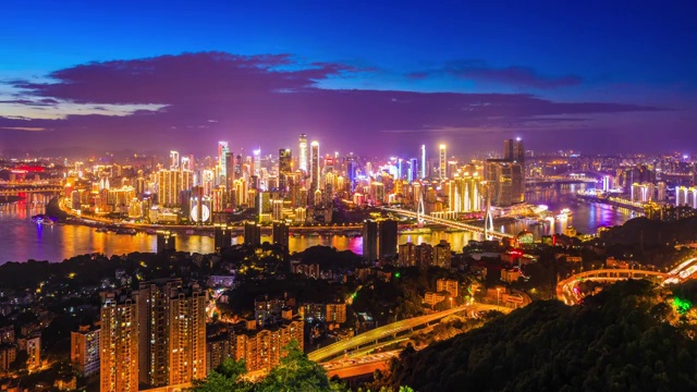 重庆城市天际线和建筑在夜晚，高角度视图。视频下载