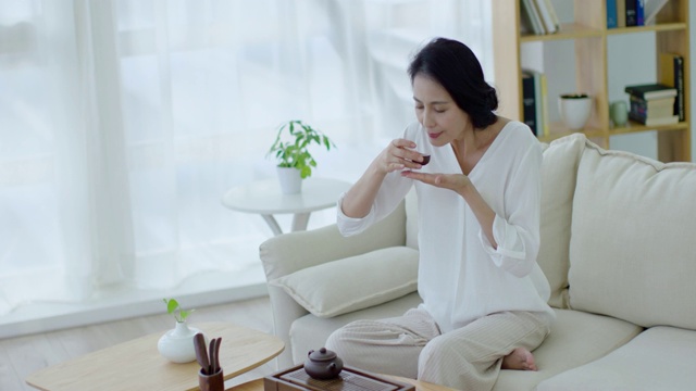 成熟女士在家喝茶视频素材