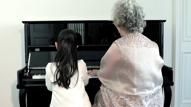 祖孙俩一起弹钢琴视频素材