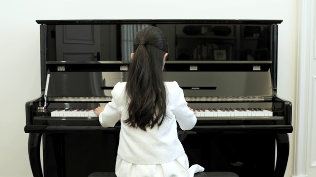 小女孩弹钢琴视频素材
