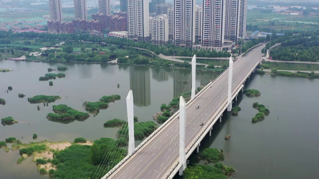 城市交通湖面上的大桥航拍4K视频视频素材