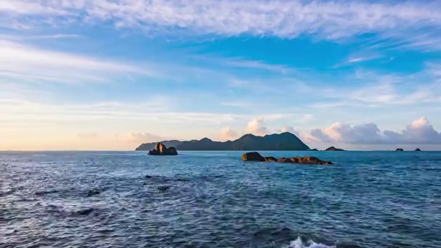 深圳大鹏半岛东冲海岸观三门岛的清晨视频素材