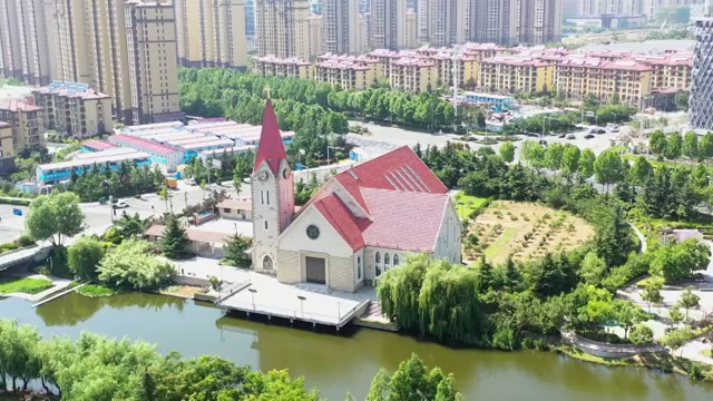 青岛城市里的教堂航拍4K视频视频素材