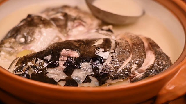 砂锅里的鱼头汤视频素材
