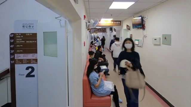 产科医院走廊排队人群视频素材