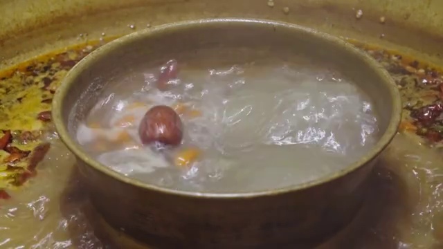 涮火锅涮羊肉涮牛肉麻辣鸳鸯火锅4K高清素材视频素材