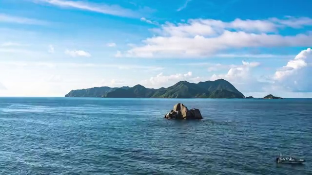 深圳东冲夏日清晨的蓝天白云海岸风光视频素材