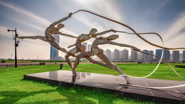 中国辽宁大连星海广场舞动的青春雕塑视频素材