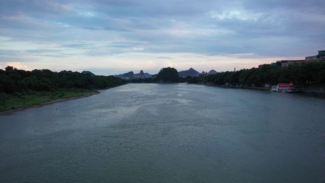 薄暮下的桂林漓江河面视频素材