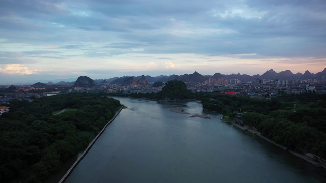 薄暮下的桂林漓江河面视频素材