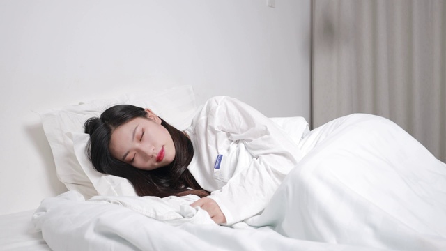 躺在床上睡觉的亚洲美女视频素材