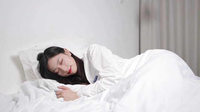 躺在床上睡觉的亚洲美女视频素材