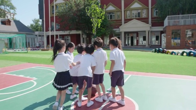 幼儿园外教教学生打篮球视频素材