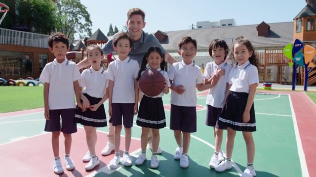 幼儿园外教教学生打篮球视频素材
