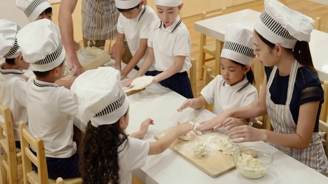 幼儿园孩子们在教室学习烹饪视频下载