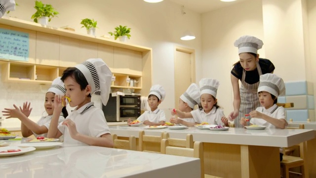 幼儿园孩子们在教室学习烹饪视频素材