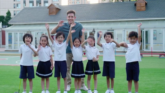 幼儿园外教教孩子们打高尔夫视频下载