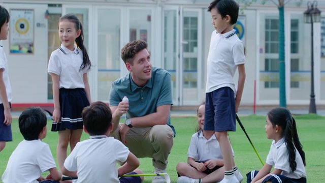 幼儿园外教教孩子们打高尔夫视频素材