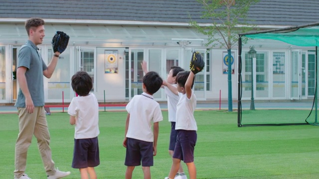 幼儿园外教教孩子们打棒球视频素材
