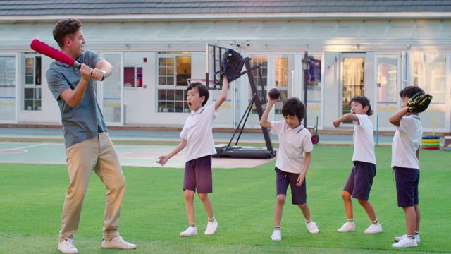 幼儿园外教教孩子们打棒球视频素材
