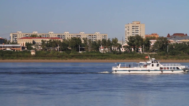 黑河市：行驶在黑龙江的俄罗斯船舶视频素材