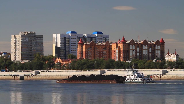 黑河市：行驶在黑龙江的俄罗斯船舶视频素材