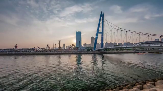 中国辽宁大连星海广场出海游挑月桥视频素材
