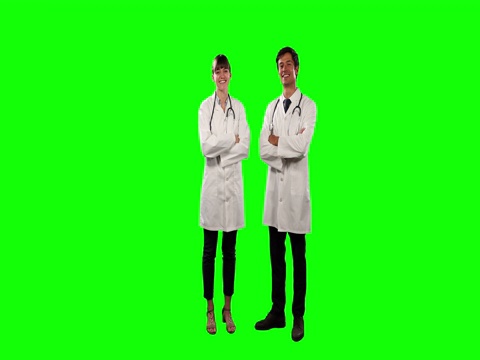 医生在镜头前微笑的绿色屏幕视频下载