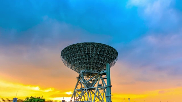 天文射电望远镜和天空日落云景观。视频素材