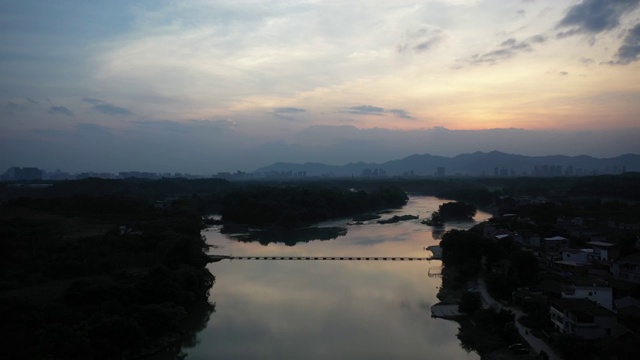 夕阳下漓江上的浮桥视频素材
