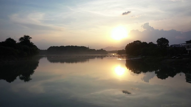 夕阳下漓江上的浮桥视频素材