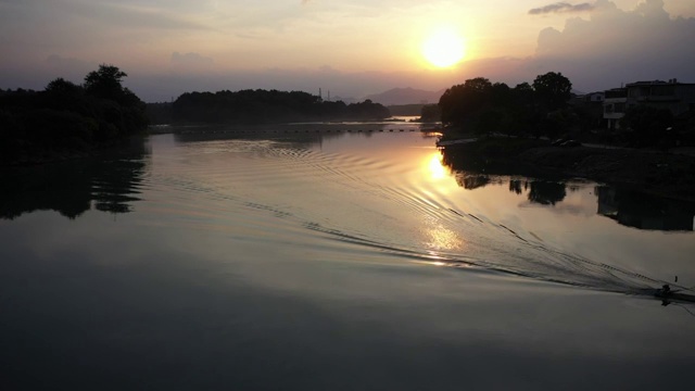 夕阳下漓江上的小渔船视频素材