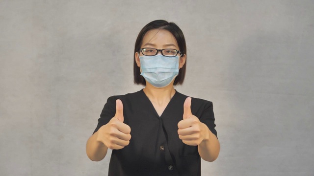 亚洲年轻女士戴口罩摘口罩抗击疫情视频素材