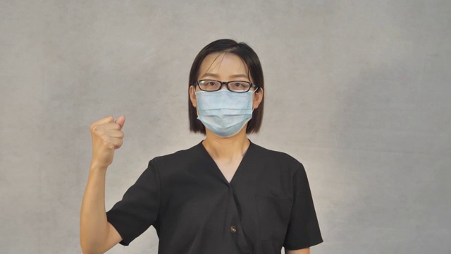 亚洲年轻女士戴口罩摘口罩抗击疫情视频素材