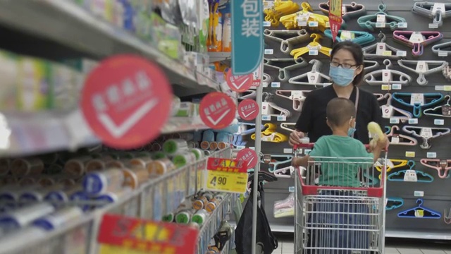 亚洲年轻女士带小朋友超市购物买东西视频素材
