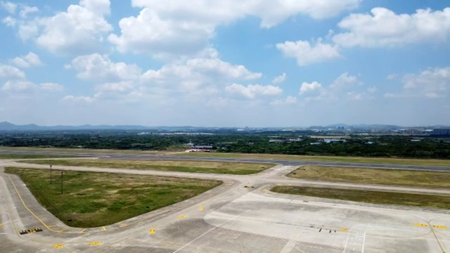 夏季南京禄口国际机场机坪和跑道的延时摄影视频视频素材