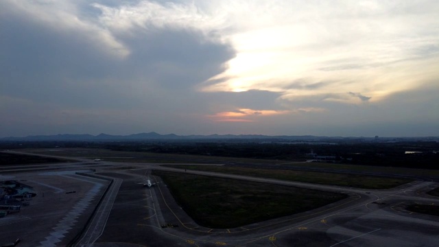傍晚时分南京禄口国际机场飞机滑行的延时摄影视频视频素材