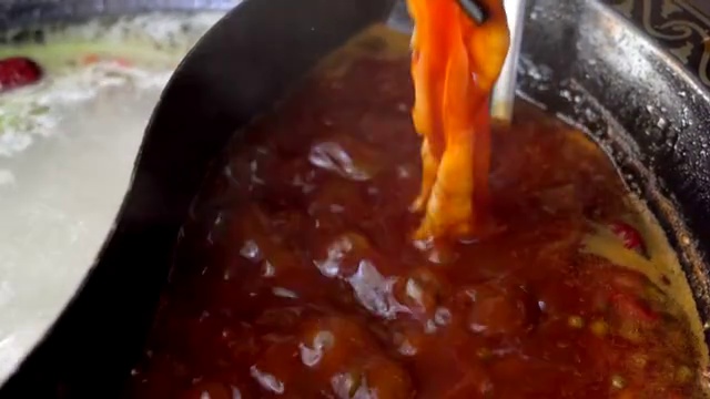 在红油重庆火锅的锅底里涮肉视频素材