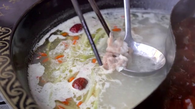 在白汤的重庆火锅里涮肉视频素材