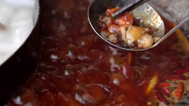 在红油重庆火锅的锅底里涮肉视频素材