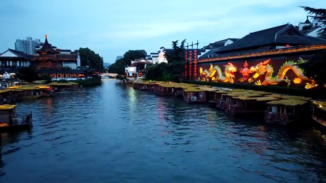 傍晚时南京夫子庙秦淮河上的观光船延时摄影视频视频下载