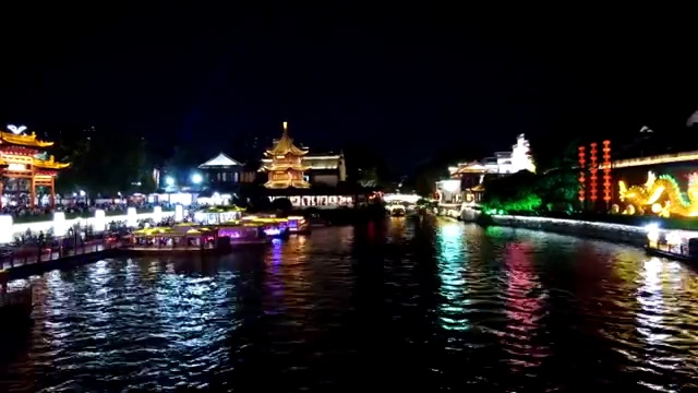 南京秦淮风光带秦淮河上的夜晚的桨声灯影大范围延时摄影视频视频下载