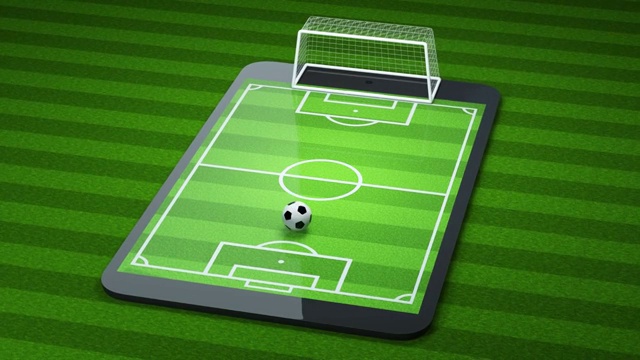平板电脑上的足球射门视频素材