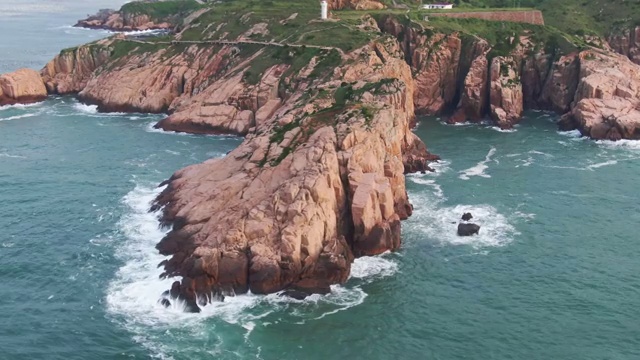中国嵊泗群岛枸杞嵊山岛东崖绝壁的礁石视频素材