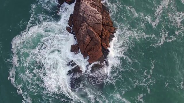 中国嵊泗群岛枸杞嵊山岛东崖绝壁的礁石视频素材