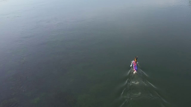 桂林漓江上的板桨爱好者视频素材